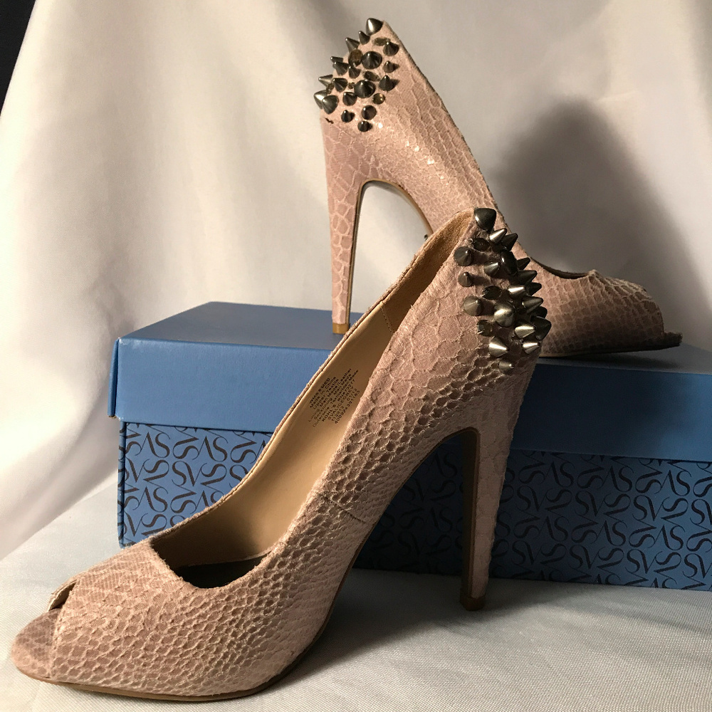Simply Vera Wang / Svalice Grey  Snake SPIKE! NIB!
